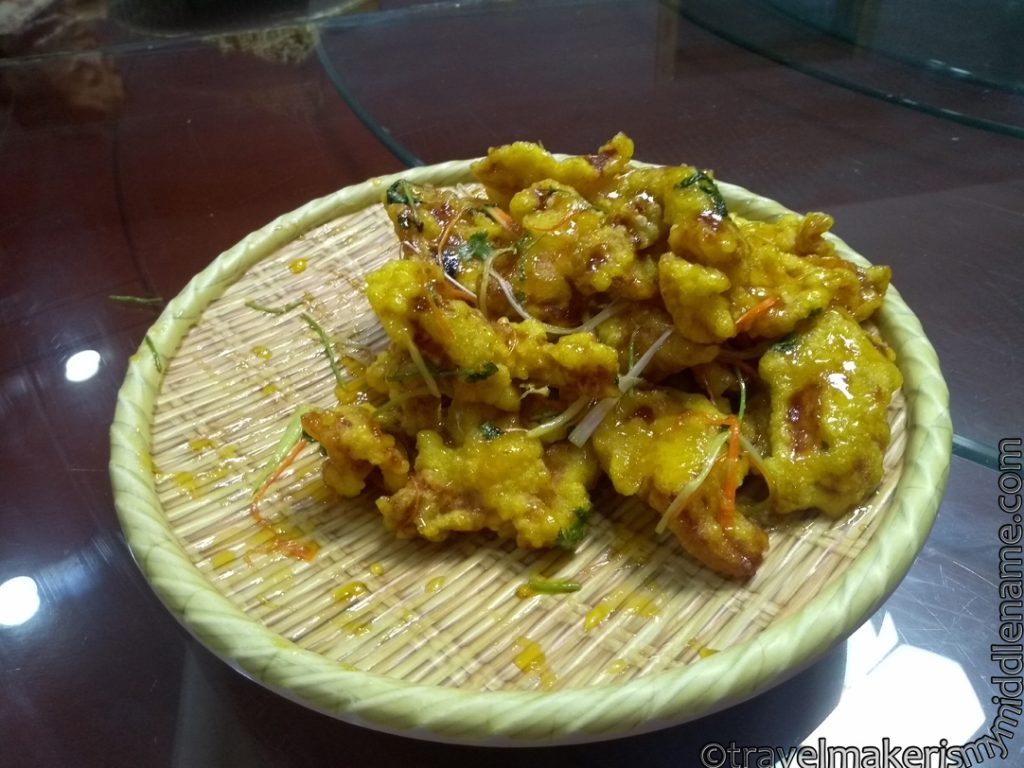 Guo Bao Rou served on a bamboo dish. Photo credit: Author