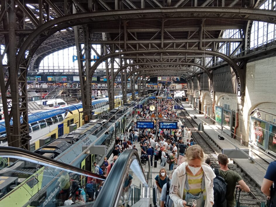 The crowded platform at Hamburg train station
