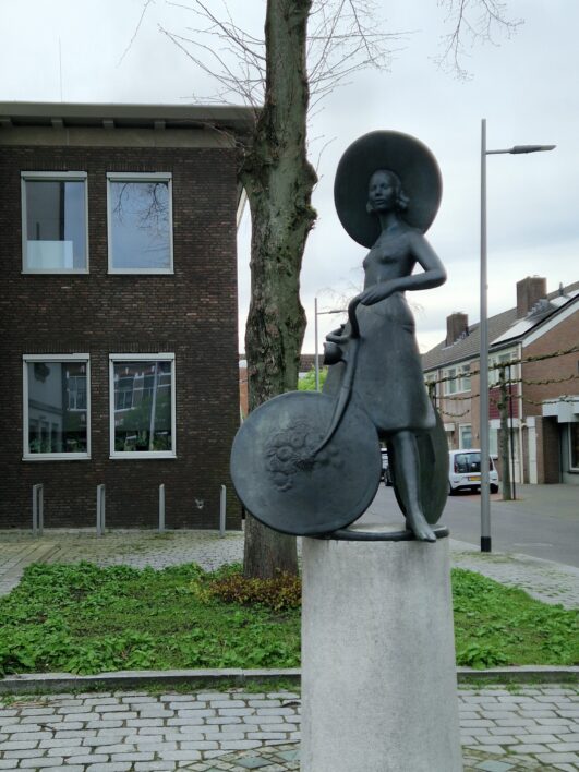The "Het Corsomeisje" (Tour Girl) bronze statue