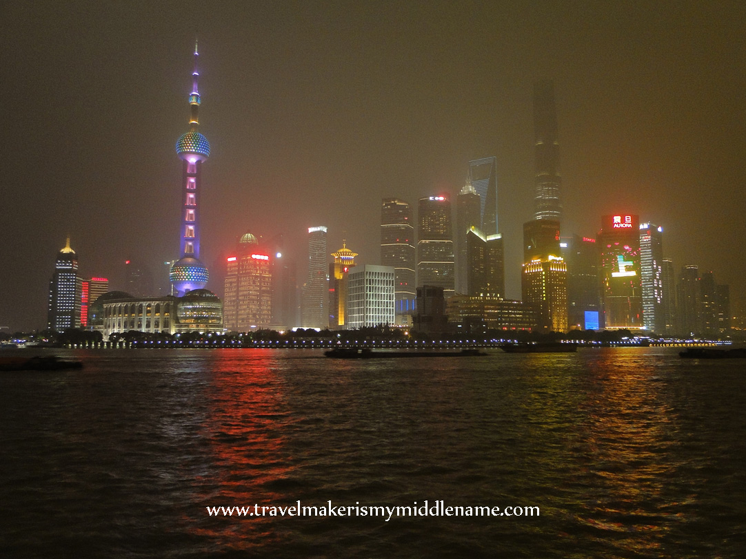 Shanghai skyline and the Oriental Pearl at night.